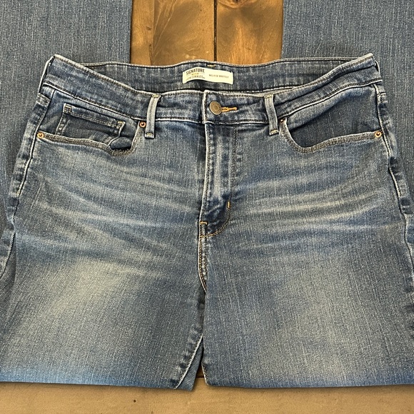 Signature by Levi Strauss Women's Straight Leg Denim Jeans - Picture 2 of 3